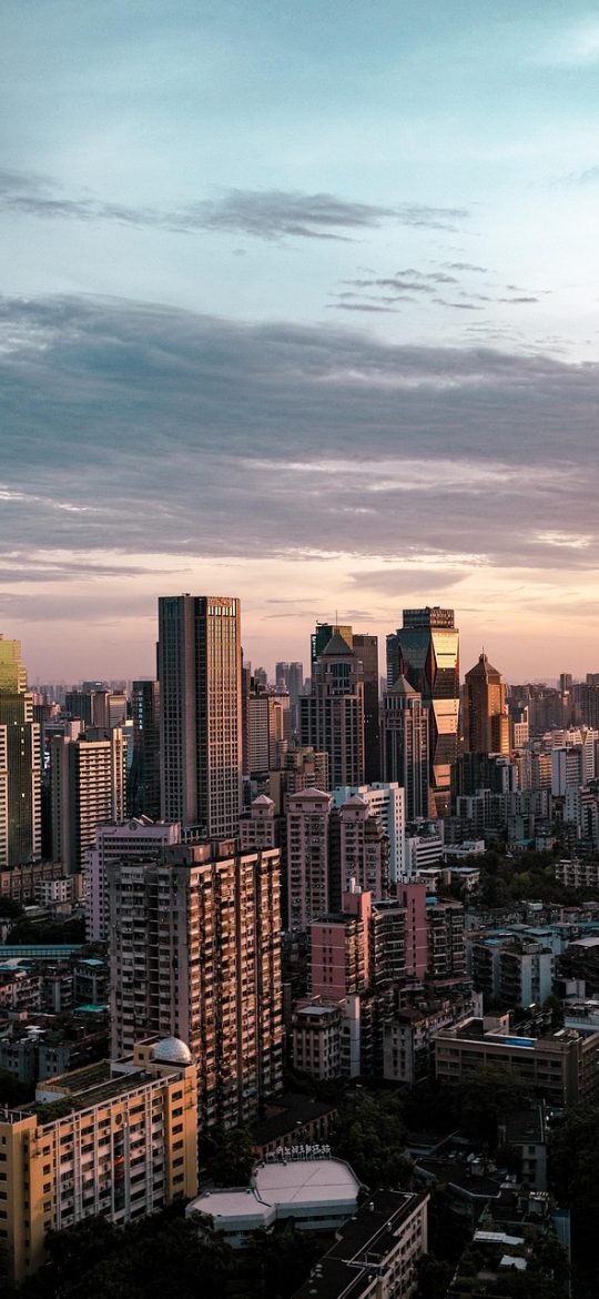 https //afdian.com/p/0164034c016c11ebafcb52540025c377 手机竖屏界面截图，深色背景上排列着按时间排序的订阅更新卡片，每条带作者头像与发布时间